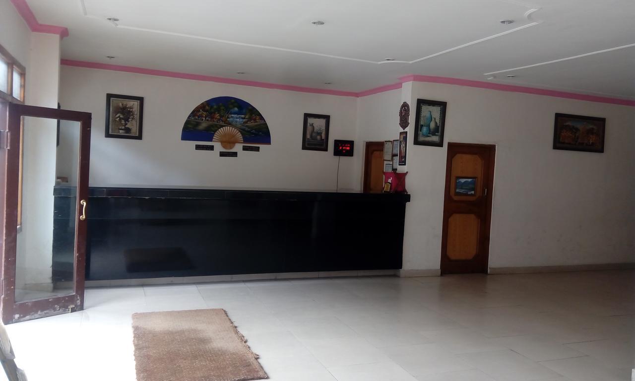 Hôtel Nandini Palace à Manāli Extérieur photo